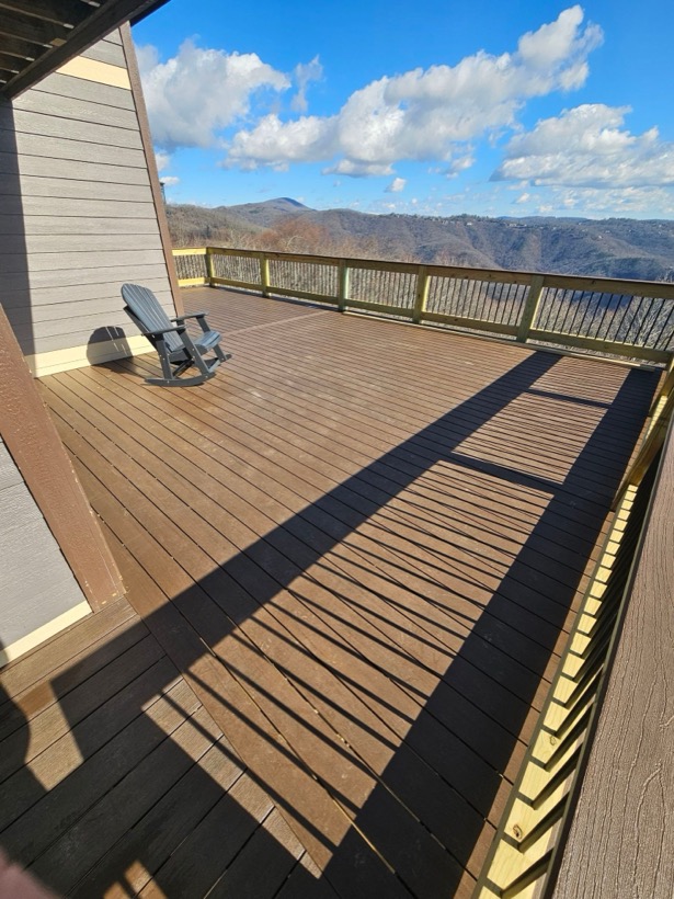 Custom Deck built by Mountain Fence & Deck in Western North Carolina